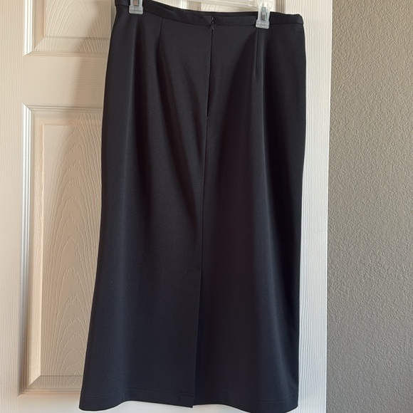 Long black skirt - Picture 2 of 3